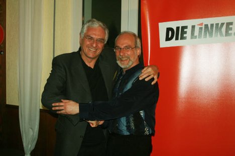 Ralf Michalowsky gratuliert Günter Blocks nach der Wahl