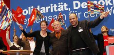 Gratulationen für Lothar Bisky nach der Wahl zum Spitzenkandidaten für Europawahl